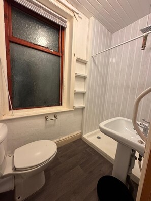 Comfort Single Room, Sea View | Bathroom | Shower, free toiletries, heated floors, soap - No 34 Vance Road (Backpool)