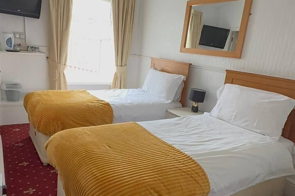 Comfort Double or Twin Room | In-room safe, desk, blackout drapes, free WiFi