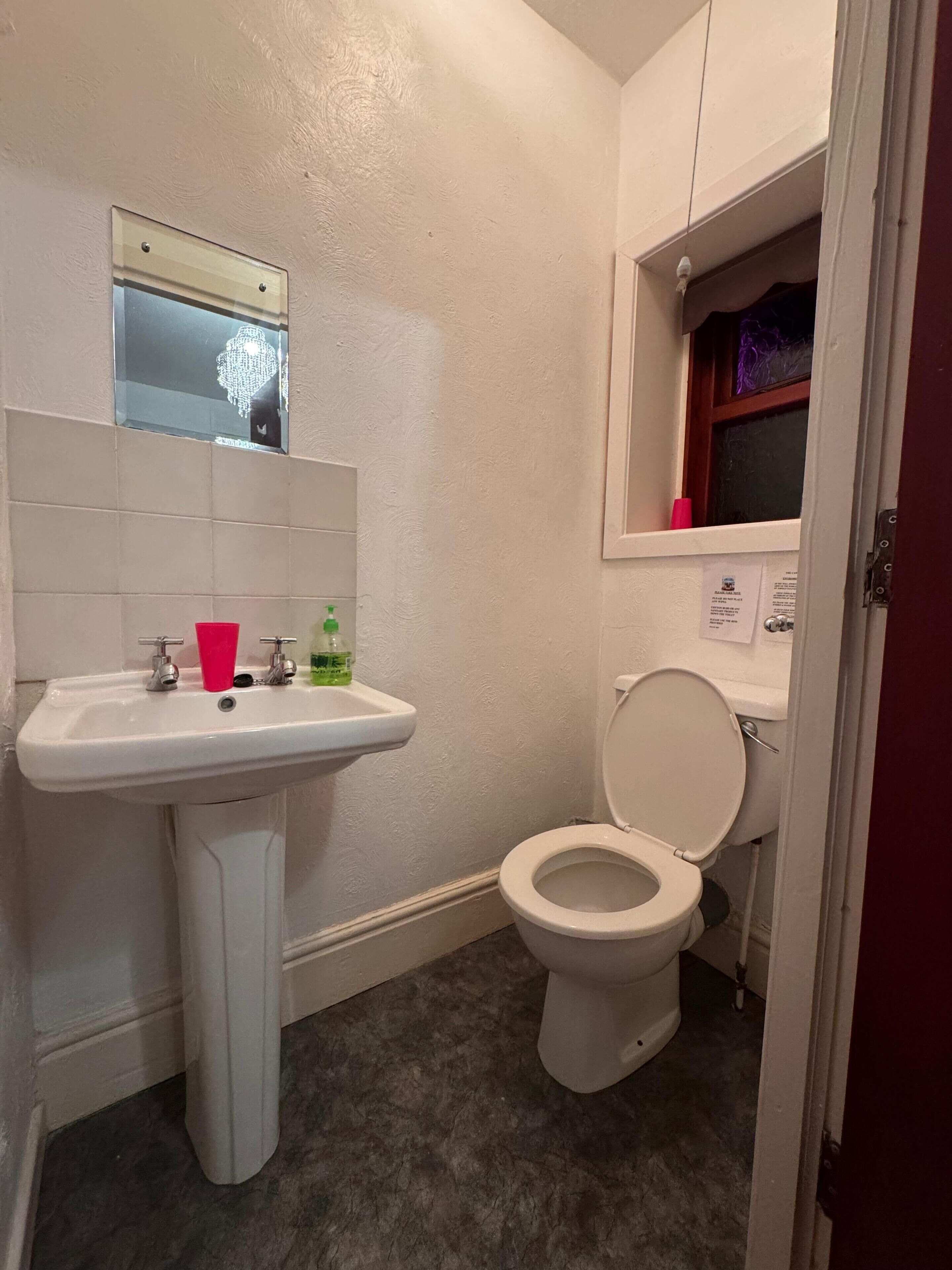 Klassieke tweepersoonskamer, uitzicht op zee | Badkamer | Een douche, gratis toiletartikelen, vloerverwarming, zeep