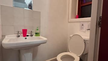 Klassieke tweepersoonskamer, uitzicht op zee | Badkamer | Een douche, gratis toiletartikelen, vloerverwarming, zeep