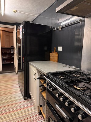 Großer Kühlschrank, Mikrowelle, Ofen, Geschirrspüler