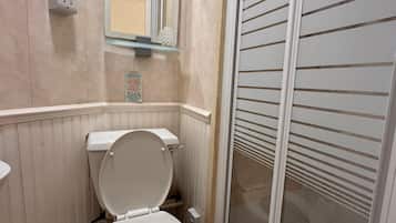 Classic Twin Room | Bilik Mandi | Pancuran mandi, kelengkapan dandanan diri percuma, lantai dipanaskan