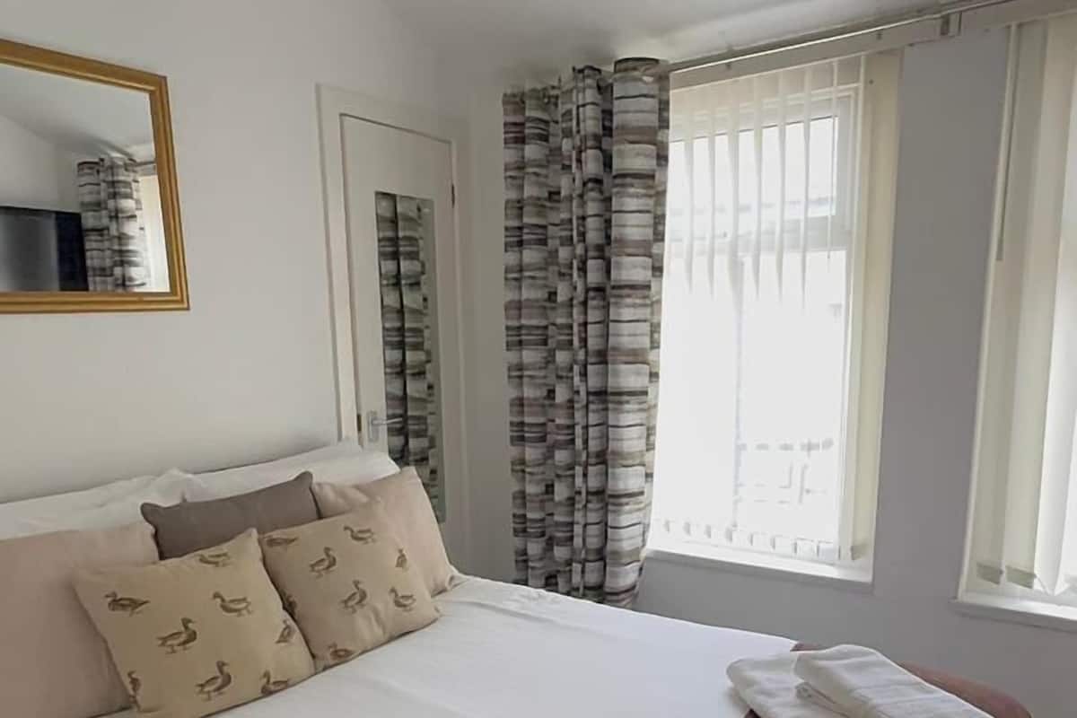 Comfort Double Room, 1 Double Bed | In-room safe, desk, blackout drapes, soundproofing