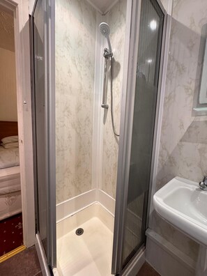 Kamar Twin Klasik | Kamar mandi | Perlengkapan mandi gratis, lantai berpemanas, sabun, dan sampo