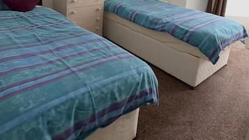 Classic Double Room | Peti besi dalam bilik, meja, langsir/tirai gelap terus, Wi-fi percuma