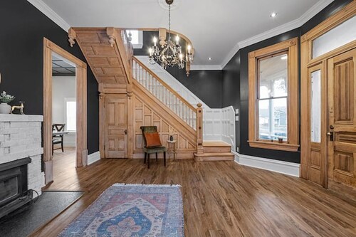 Historic Muzzy Mansion near downtown Spokane. Great for business & personal use.