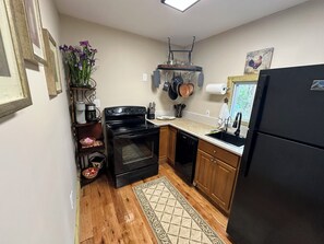 Private kitchen - Charlotte is hidden in the trees! Horses! Trails! Swimming! Kayaking! Fishing! (Greensboro)