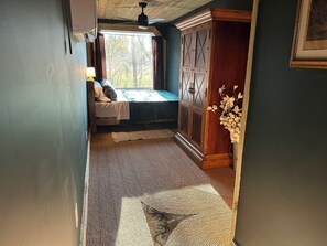 Bed sheets - Charlotte is hidden in the trees! Horses! Trails! Swimming! Kayaking! Fishing! (Greensboro)