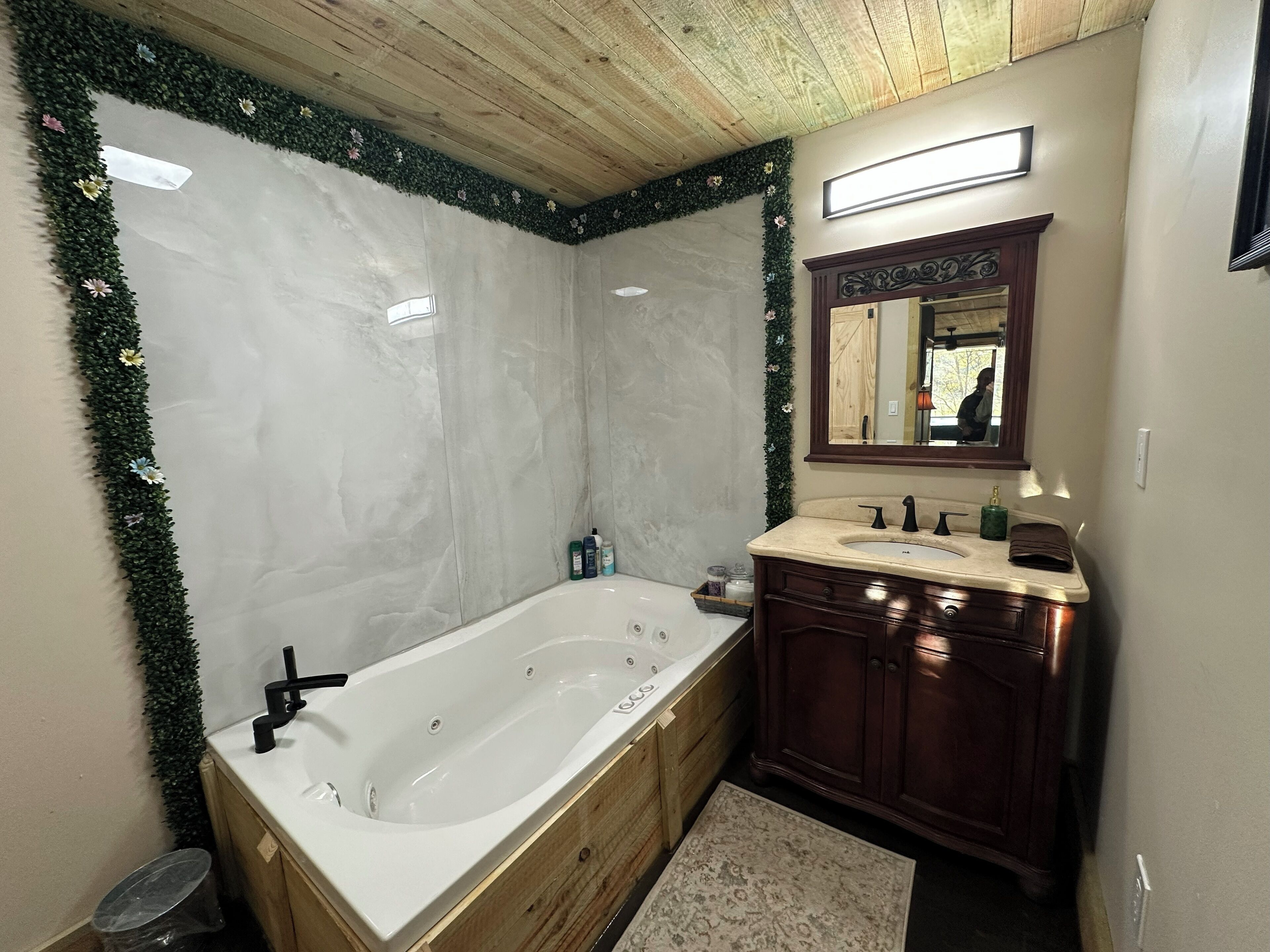 Jetted tub, hair dryer, bidet, towels