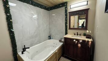 Jetted tub, hair dryer, bidet, towels