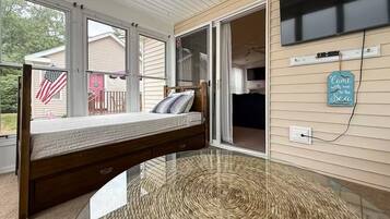 2 bedrooms, iron/ironing board, WiFi (free)