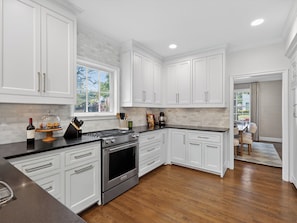 Microwave, oven, stovetop, dishwasher - University Park Family Home near SMU & Snider Plaza (Dallas)