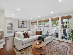 Een televisie en een open haard