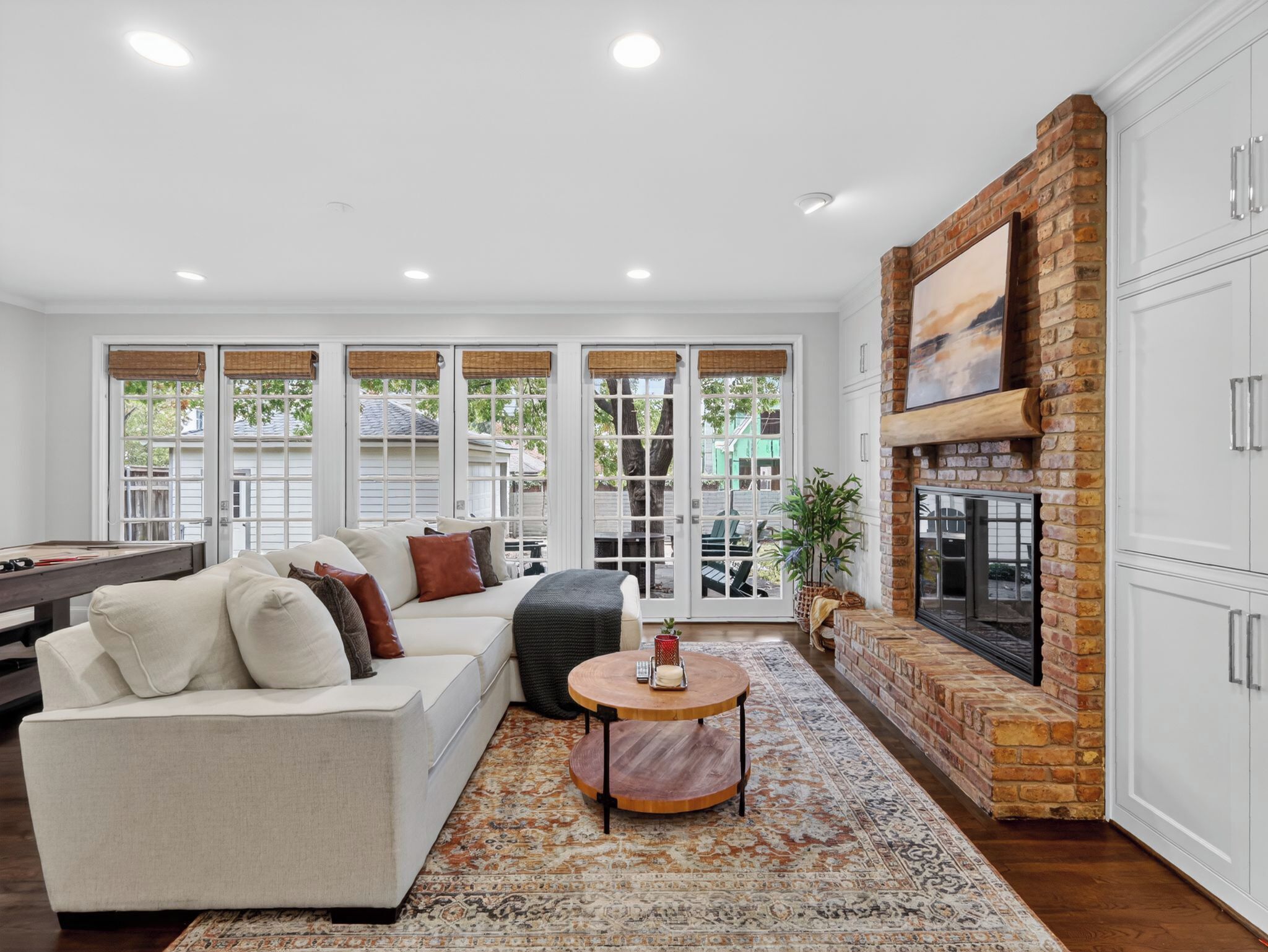 Televisión y chimenea 