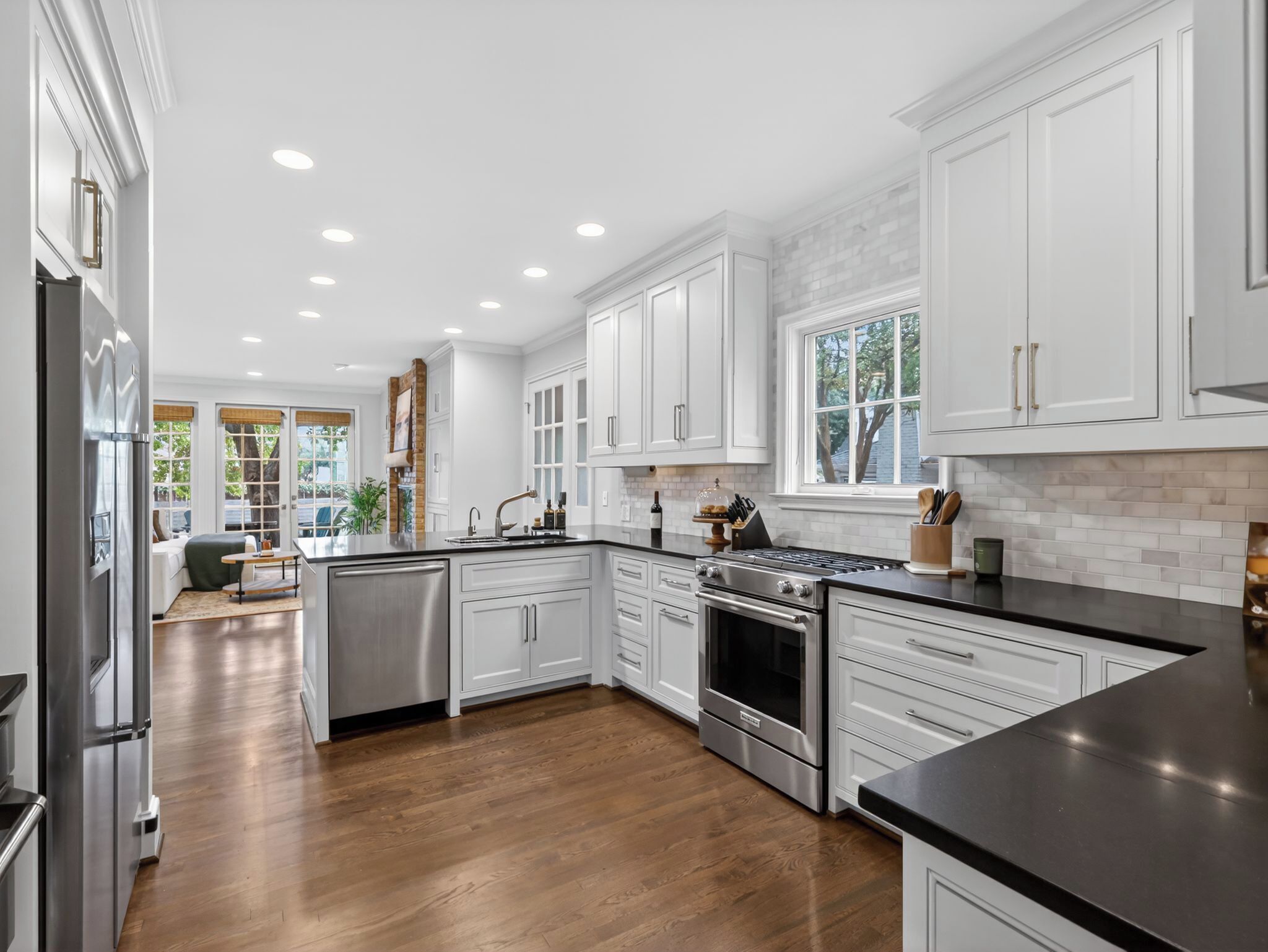 Four à micro-ondes, un four, surface de cuisson, lave-vaisselle