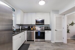 Fridge, microwave, oven, stovetop - Crescent Breeze at Tarpon Run 32 (St. Augustine)
