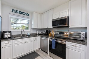 Fridge, microwave, oven, stovetop - Crescent Breeze at Tarpon Run 32 (St. Augustine)