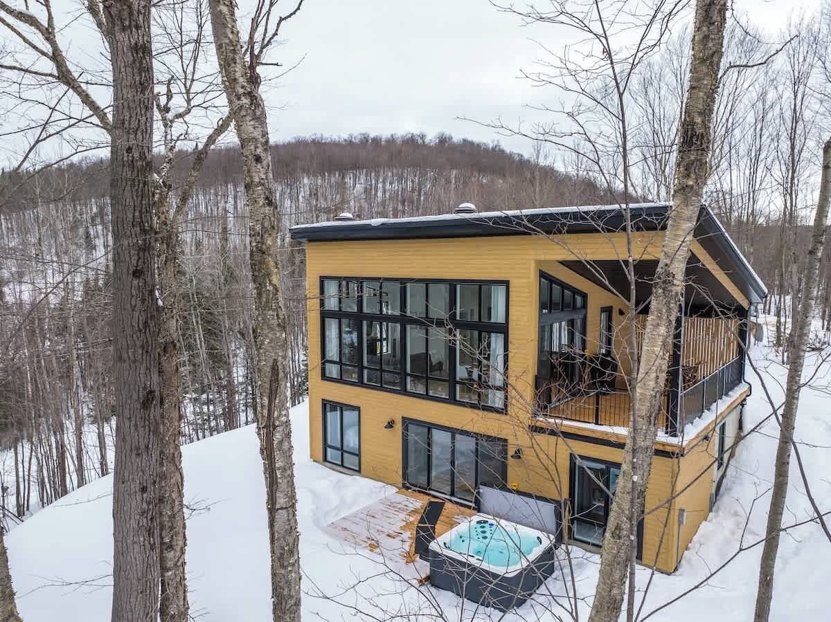 Magnifique chalet situé directement sur le golf Laurentien / Magnificent chalet located directly on the Laurentian golf course