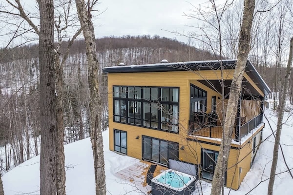 Magnifique chalet situé directement sur le golf Laurentien / Magnificent chalet located directly on the Laurentian golf course