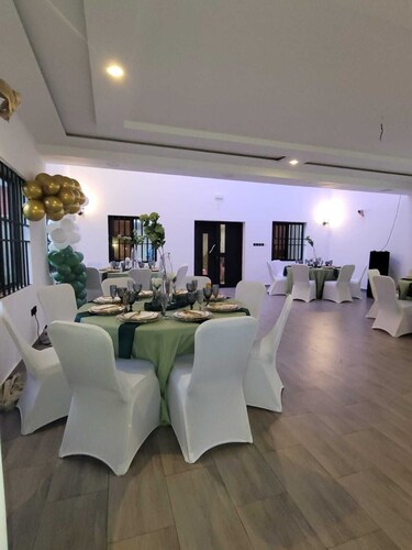 Peaceful 6-bedroom house with AC in vibrant Lome