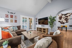 Smart TV, table football, ping pong, stereo - Free Heated Pool, Game Room, Fire-Pit, BBQ, Luxury Home (Mesa)