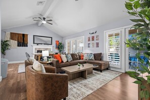 Smart TV, table football, ping pong, stereo - Free Heated Pool, Game Room, Fire-Pit, BBQ, Luxury Home (Mesa)