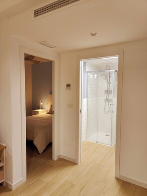 Silitysrauta/-lauta, Wi-Fi, vuodevaatteet