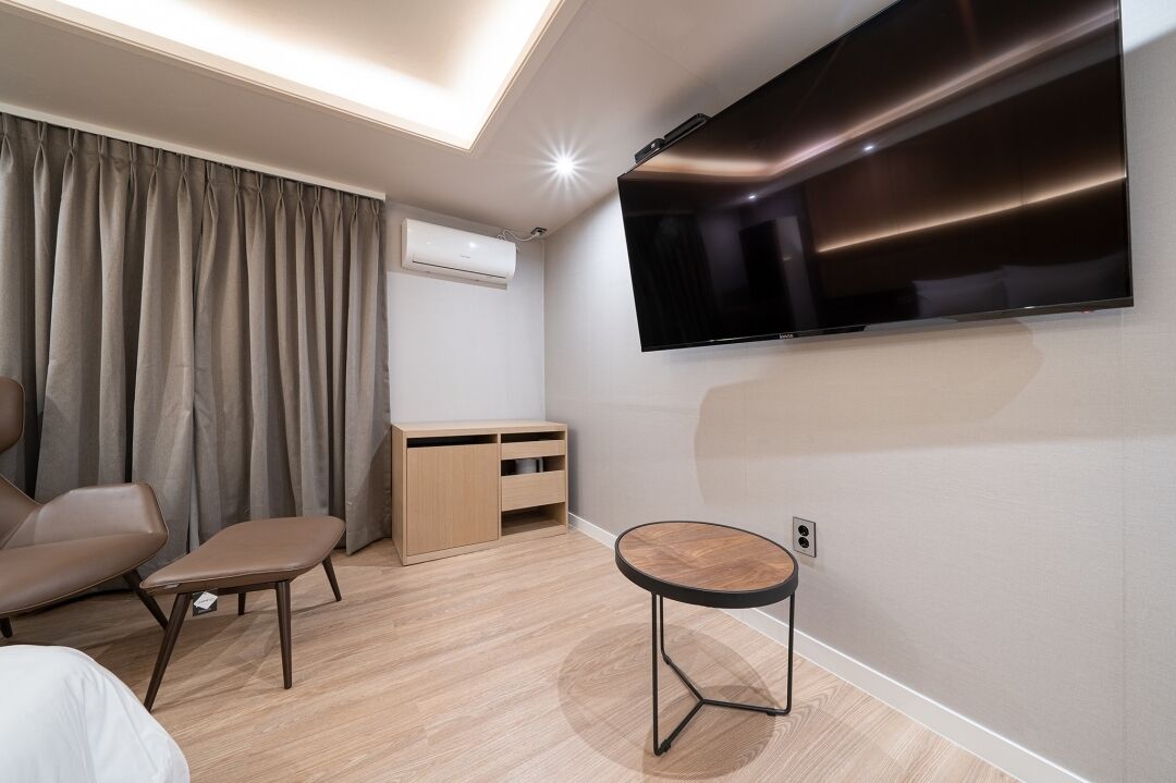 Business Suite | Premium bedding, free WiFi, bed sheets