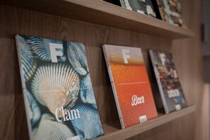 Una estantería con libros titulados 'F' y 'Almeja'.