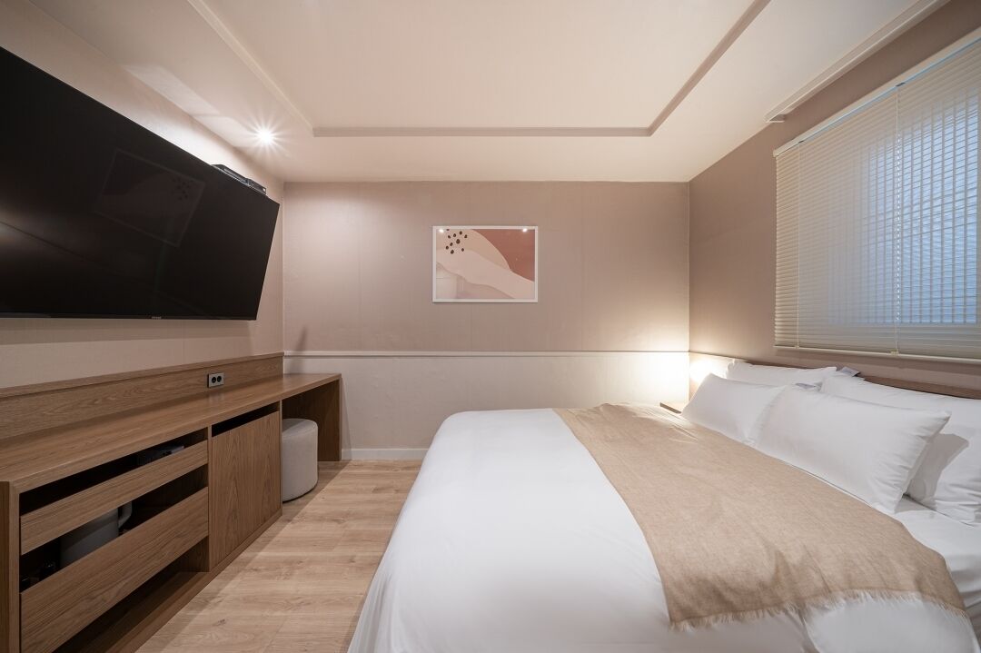 Standard + Styler | Premium bedding, free WiFi, bed sheets