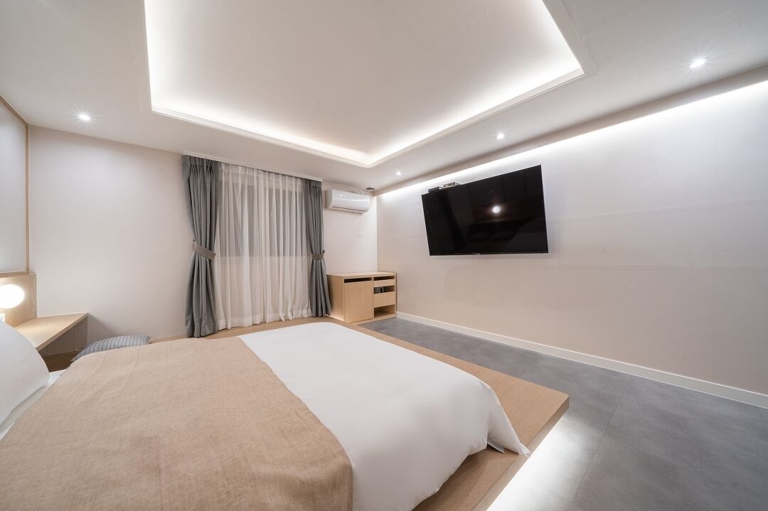 Meditation Suite | Premium bedding, free WiFi, bed sheets