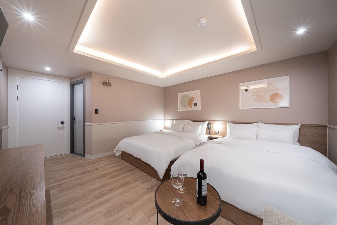 Twin Suite | Premium bedding, free WiFi, bed sheets