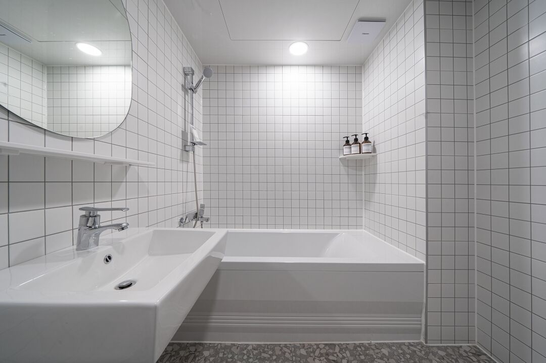 Business Suite | Bathroom | Rainfall showerhead, free toiletries, hair dryer, towels