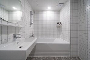 Business Suite | 욕실 | 레인폴 샤워기, 무료 세면용품, 헤어드라이어, 타월