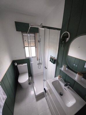 Douche, sèche-cheveux, serviettes fournies, savon