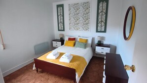 A bedroom with a bed, nightstands, a dresser, a ceiling fan, and a large mirror. - Charming apartment in Vigo with views of the valley (pet friendly) (Vigo)