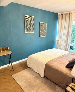 2 عدّة غرف نوم ومكواة/لوح كي وواي فاي وملاءات أسرّة