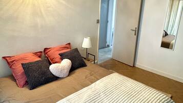 2 makuuhuonetta, silitysrauta/-lauta, Wi-Fi, vuodevaatteet