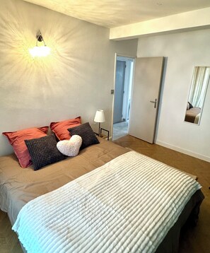 2 makuuhuonetta, silitysrauta/-lauta, Wi-Fi, vuodevaatteet