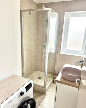 Shower, hair dryer, towels, soap - 2-bedroom apartment in the heart of Macon - Secure parking + bike room (Mâcon)