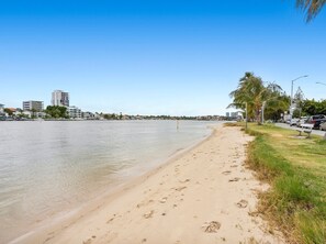 بالقرب من الشاطئ