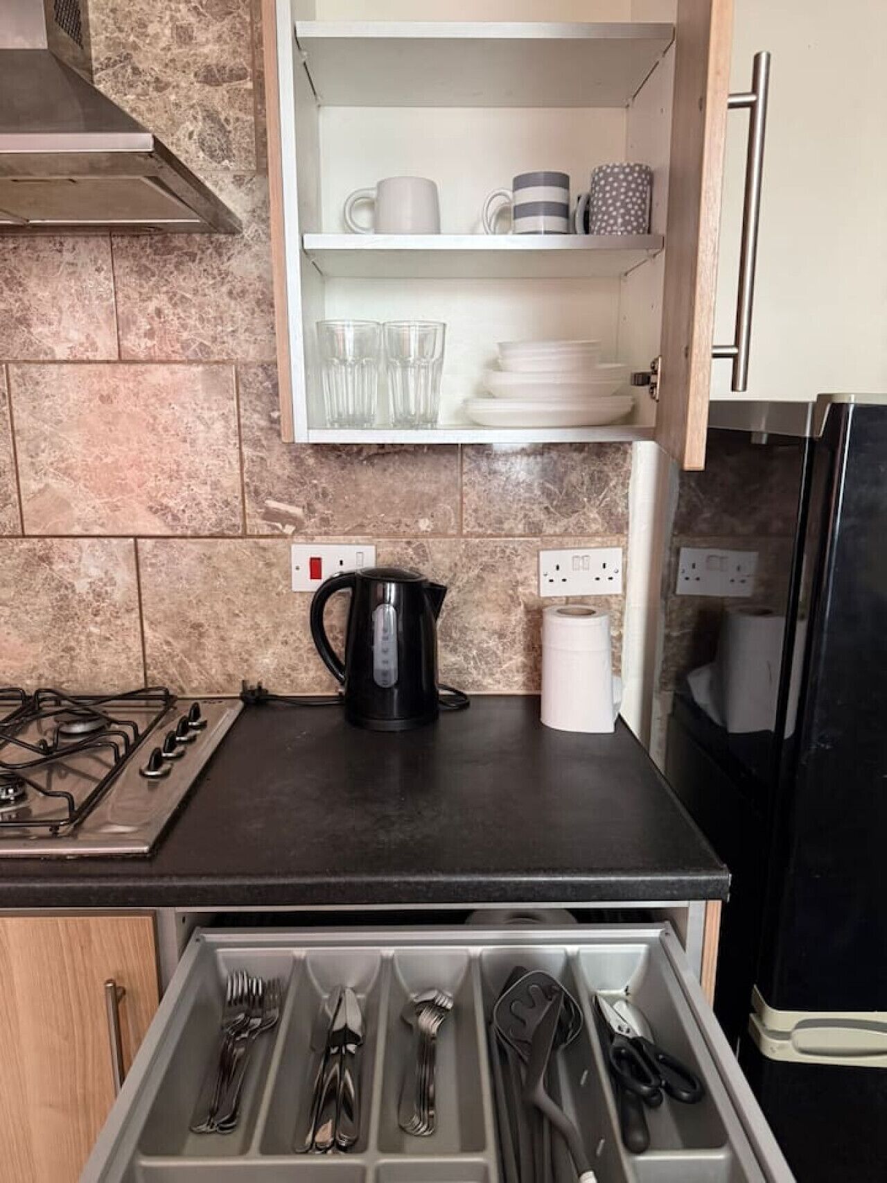 Refrigerador, microondas, horno y parrilla de estufa 