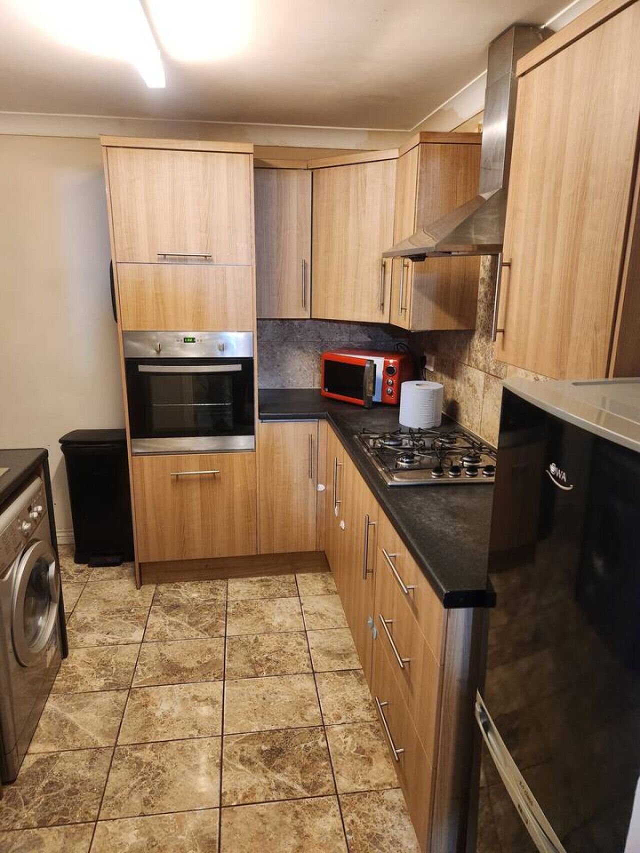 Køleskab, mikrobølgeovn, ovn, kogeplade