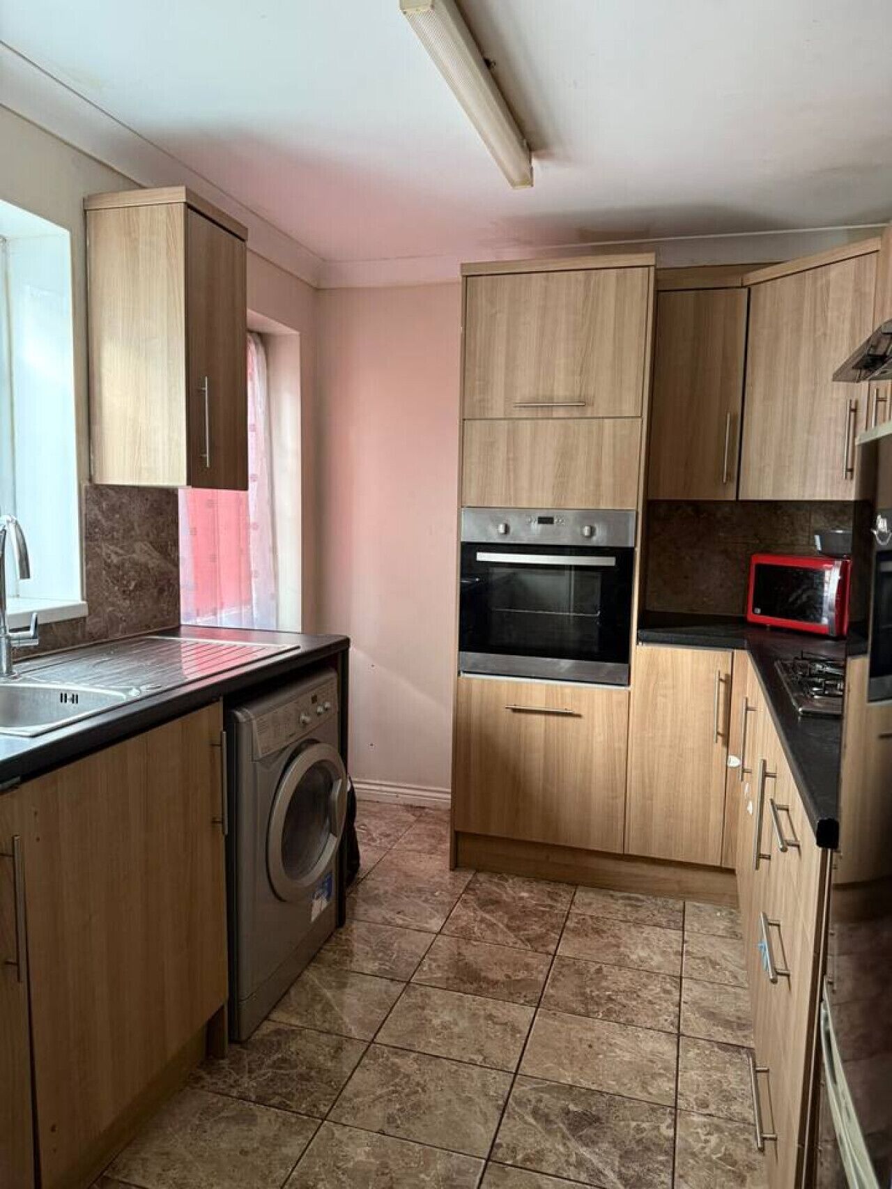 Kylskåp, mikrovågsugn, ugn och spishäll