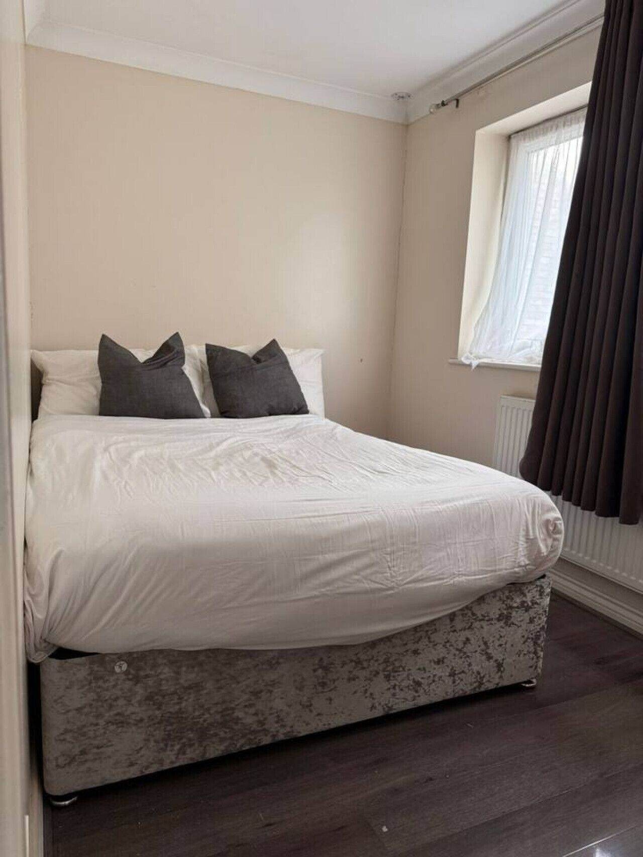 Desk, iron/ironing board, WiFi, bed sheets