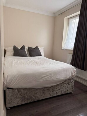 Escritorio, tabla de planchar con plancha, wifi y ropa de cama 