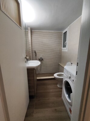 Hair dryer, towels, soap, toilet paper - 2 minutes walk to subway, 3 stations to the city centre, fully equipped to live (Athens)