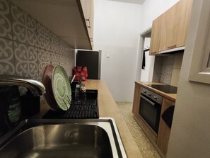 Private kitchen - 2 minutes walk to subway, 3 stations to the city centre, fully equipped to live (Athens)