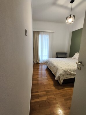 1 bedroom, iron/ironing board, WiFi, bed sheets - 2 minutes walk to subway, 3 stations to the city centre, fully equipped to live (Athens)