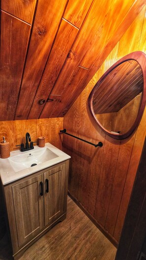 Hair dryer, bidet, towels, soap - Cozy Cabin Retreat with a Hot Tub in Running Springs (Running Springs)